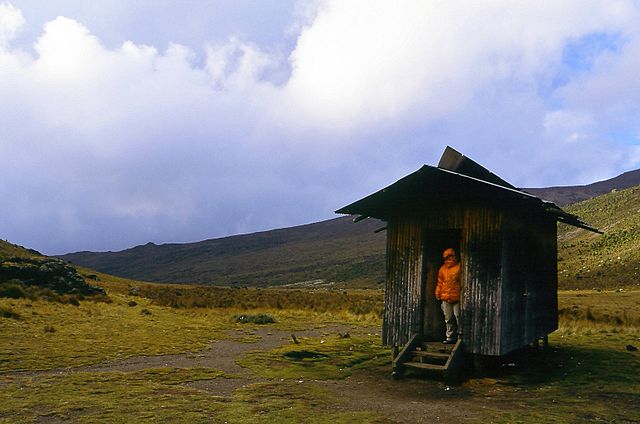 File:Mt kenya liki north hut.jpg