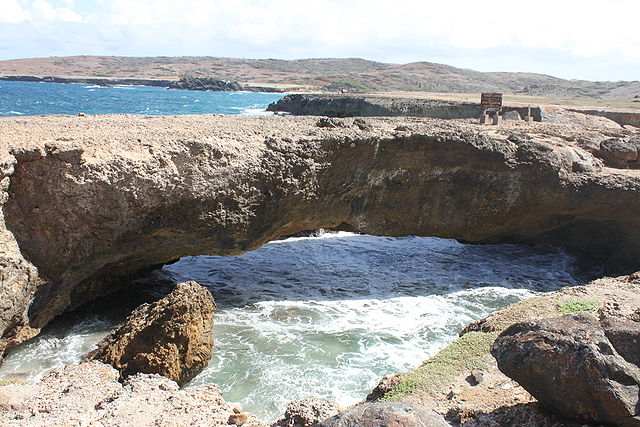 File:ArubaNaturalBabyBridge.JPG