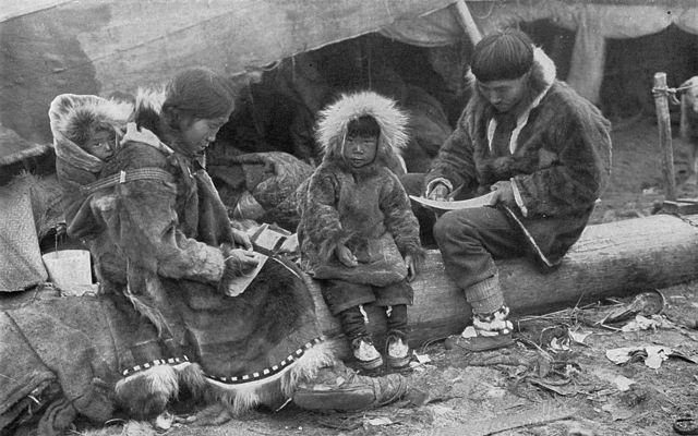 File:Eskimo Family NGM-v31-p564.jpg