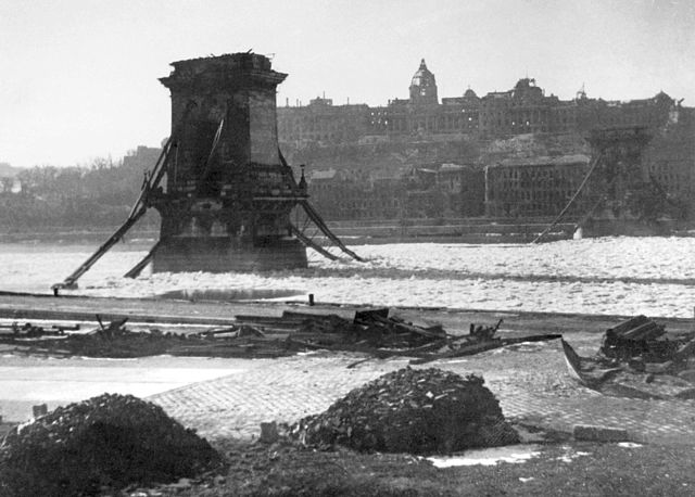 File:Lanc hid - Budapest 3 Febr 1946 Foto Takkk Hungary.jpg