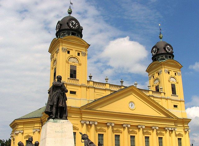 File:Protestant Great Church and Kossuth Memorial in Debrecen.jpg