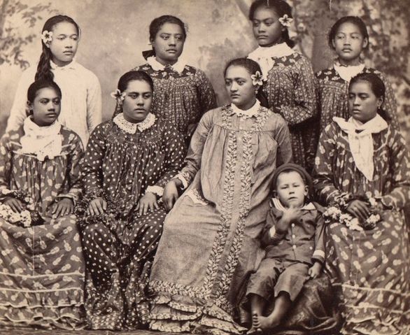File:Tahitiennes en robe mission.jpg